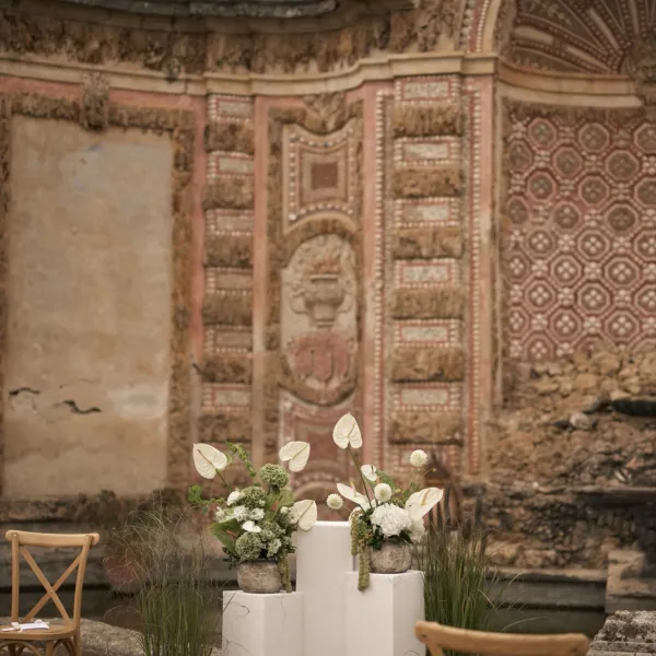 Décor floral de cérémonie de mariage par ROZFLEURS — arche et compositions