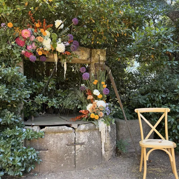 Décor floral de cérémonie de mariage par ROZFLEURS — arche et compositions