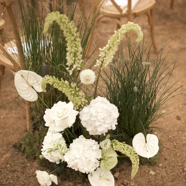 Décor floral de cérémonie de mariage par ROZFLEURS — arche et compositions