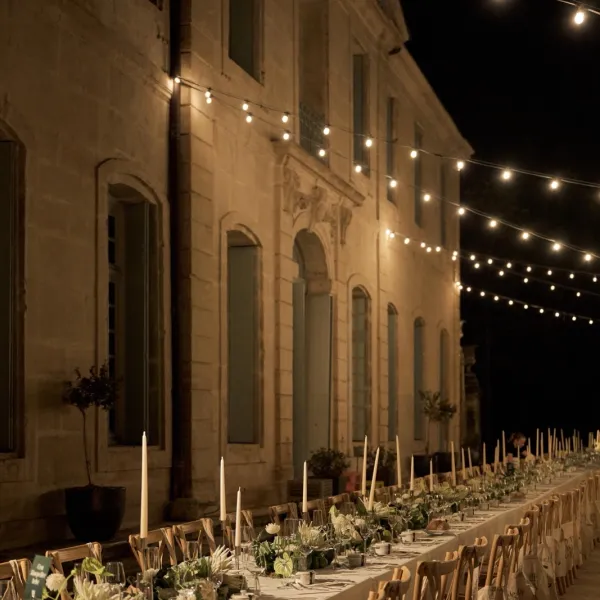 Décoration florale de salle de réception de mariage par ROZFLEURS — tablées et château