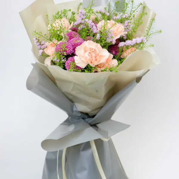 Composition pastel, roses et renoncules aux teintes douces