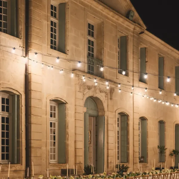 Décor floral de cérémonie de mariage par ROZFLEURS — arche et compositions