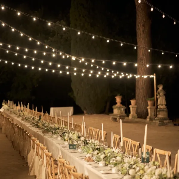 Décoration florale de salle de réception de mariage par ROZFLEURS — tablées et château