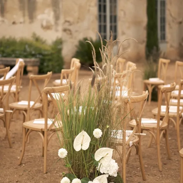 Décor floral de cérémonie de mariage par ROZFLEURS — arche et compositions
