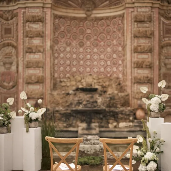 Décor floral de cérémonie de mariage par ROZFLEURS — arche et compositions