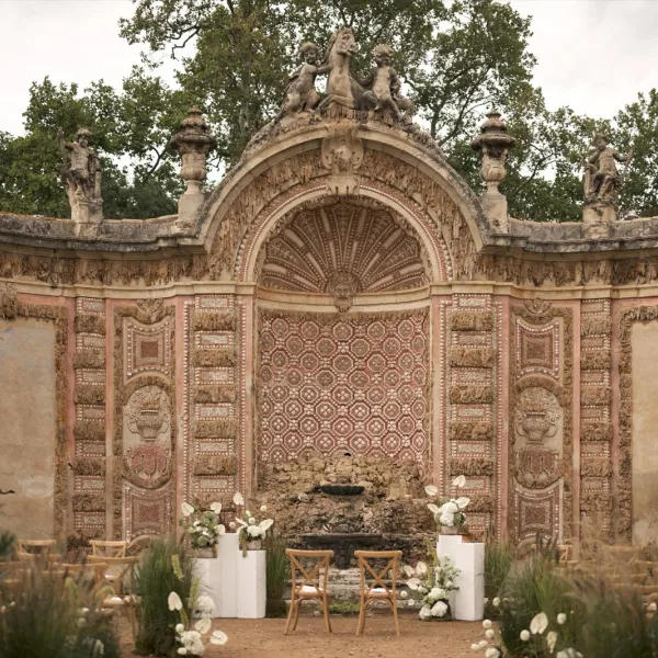 Décor floral de cérémonie de mariage par ROZFLEURS — arche et compositions