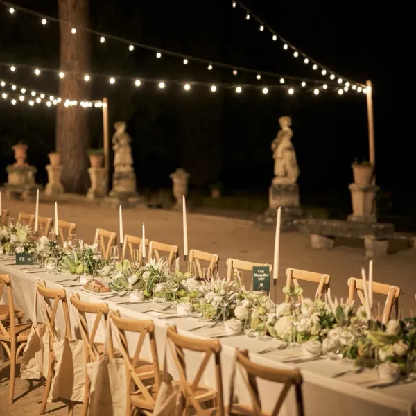 Décoration florale de salle de réception de mariage par ROZFLEURS — tablées et château