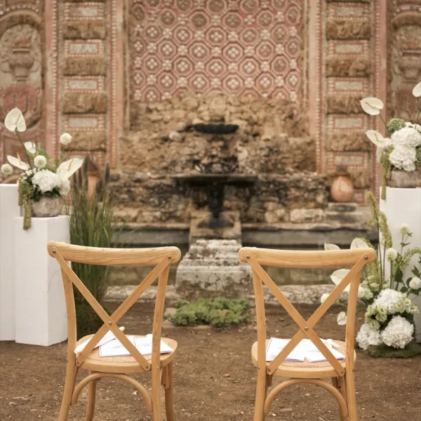 Décor floral de cérémonie de mariage par ROZFLEURS — arche et compositions