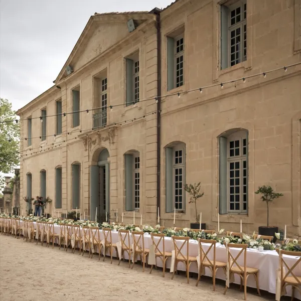 Décoration florale de salle de réception de mariage par ROZFLEURS — tablées et château
