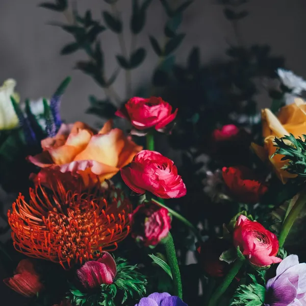 Bouquets composés — Arrangements floraux variés mêlant fleurs de saison pour toutes les occasions.