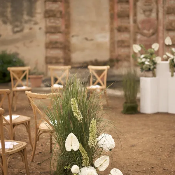 Décor floral de cérémonie de mariage par ROZFLEURS — arche et compositions