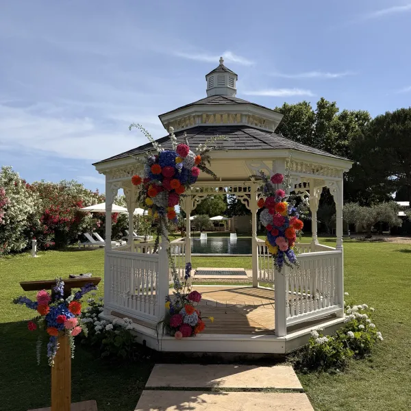 Décor floral de cérémonie de mariage par ROZFLEURS — arche et compositions