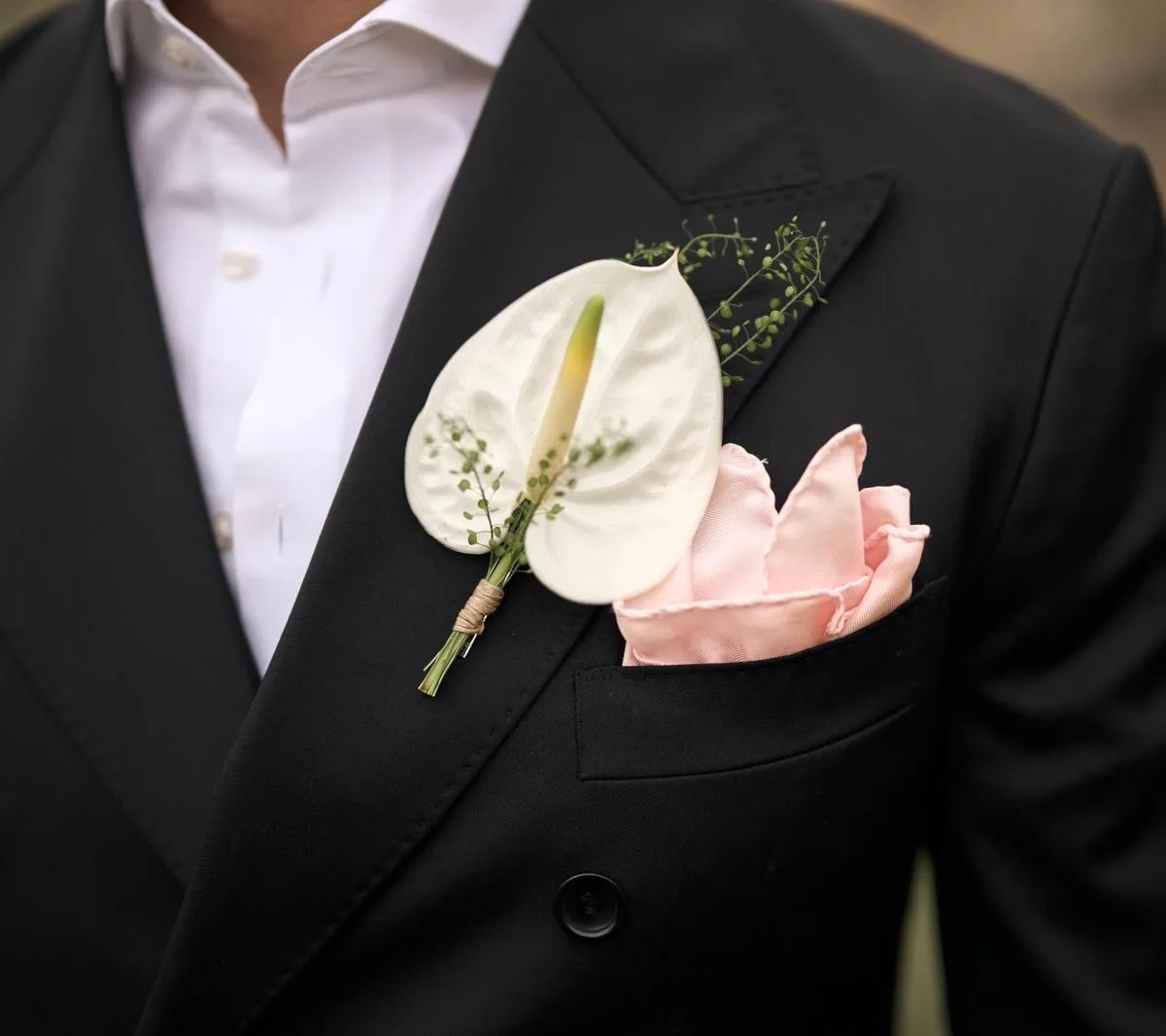 Boutonnière et accessoires floraux de mariage par ROZFLEURS