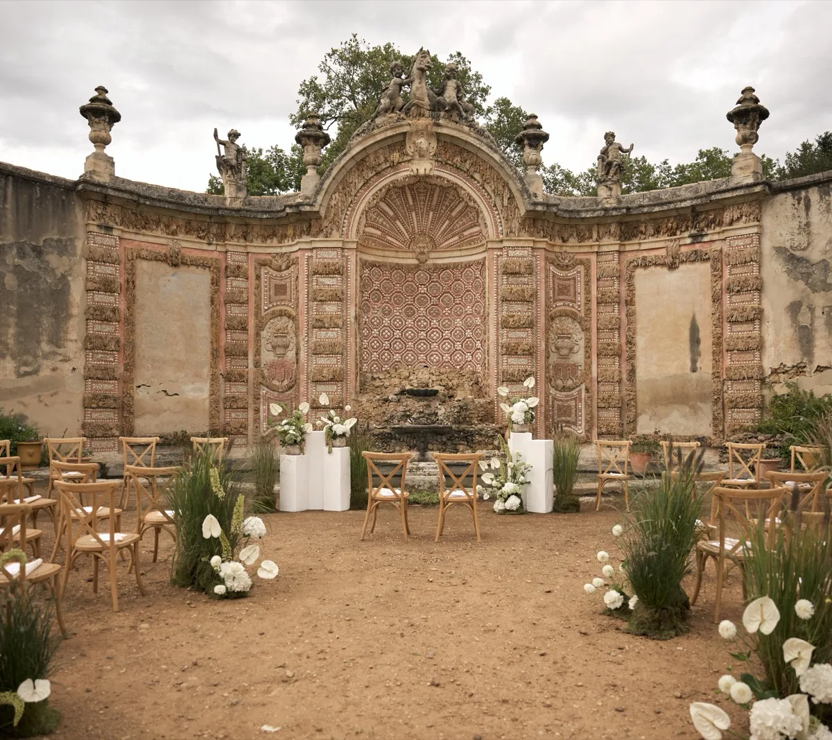 Décor floral de cérémonie de mariage par ROZFLEURS — arche et compositions