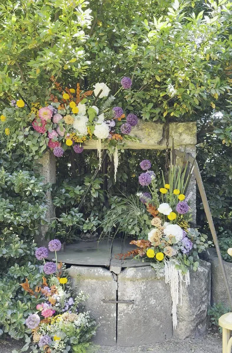 Décor de cérémonie en vidéo (puits fleuri) par ROZFLEURS