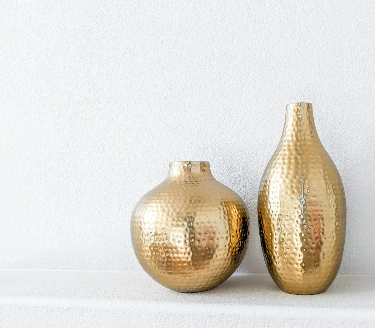 Vase Boule Doré — Vase en verre doré, forme ronde généreuse pour les grands bouquets.