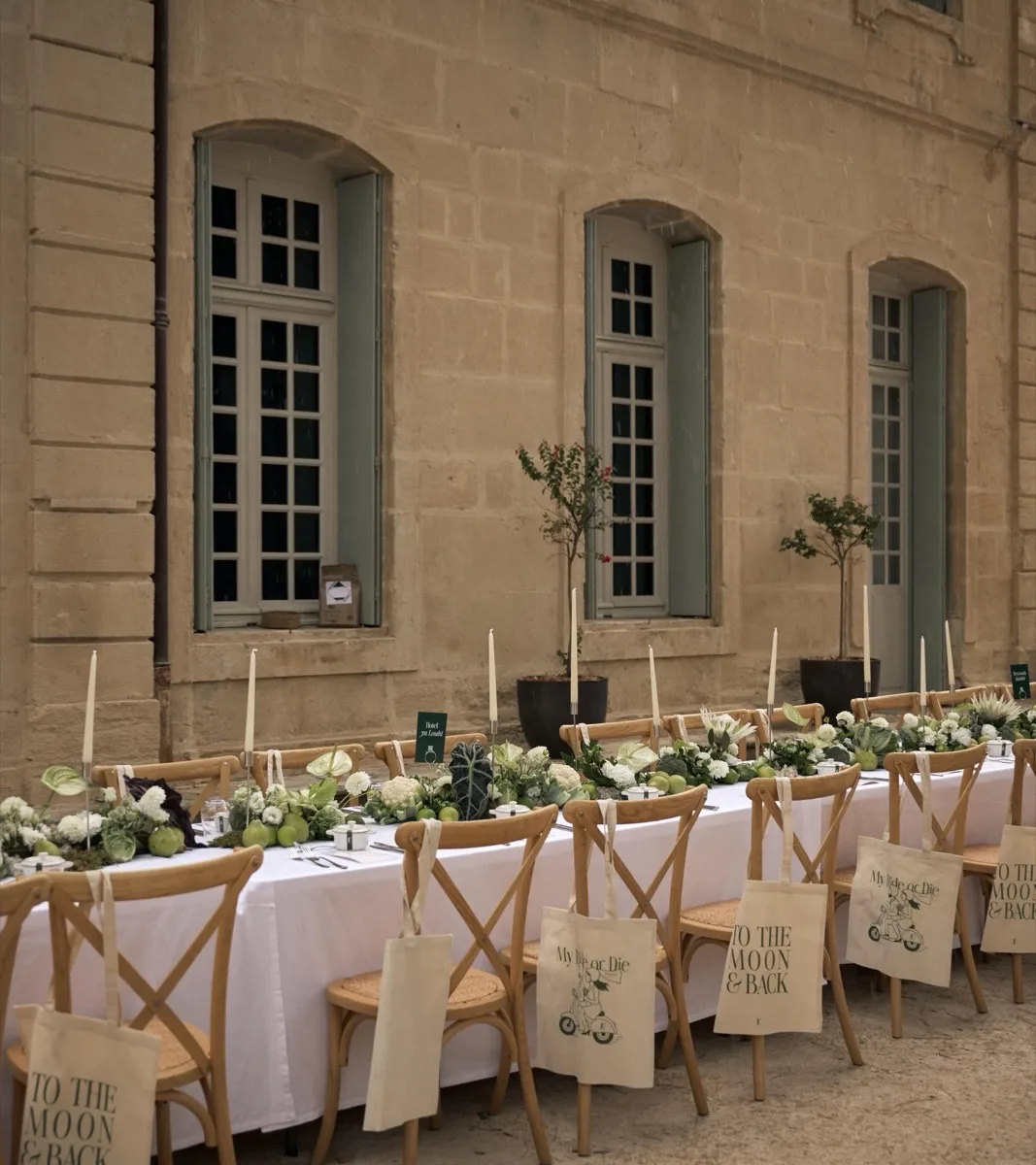 Décoration florale de salle de réception de mariage par ROZFLEURS — tablées et château