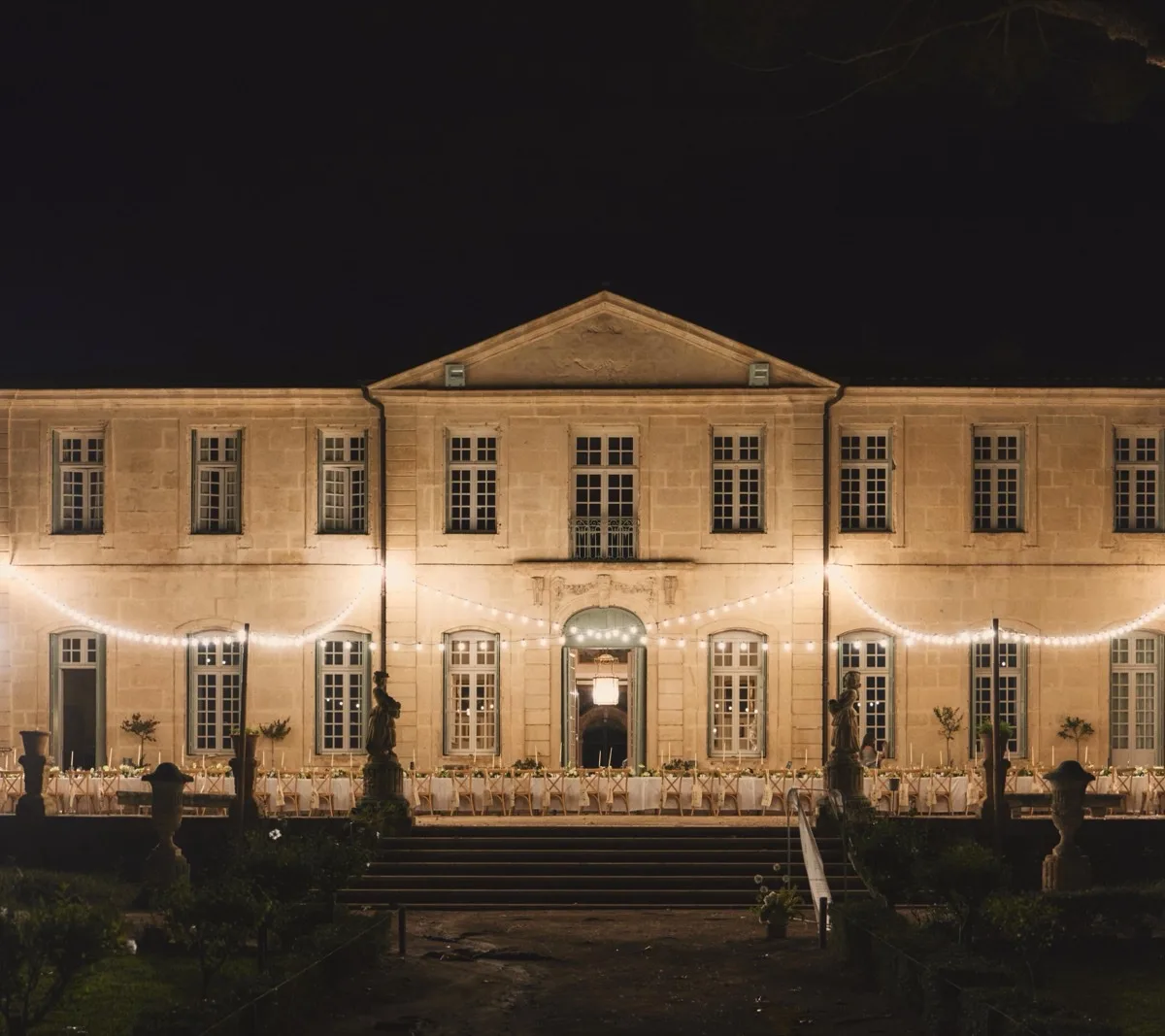 Décoration florale de salle de réception de mariage par ROZFLEURS — tablées et château