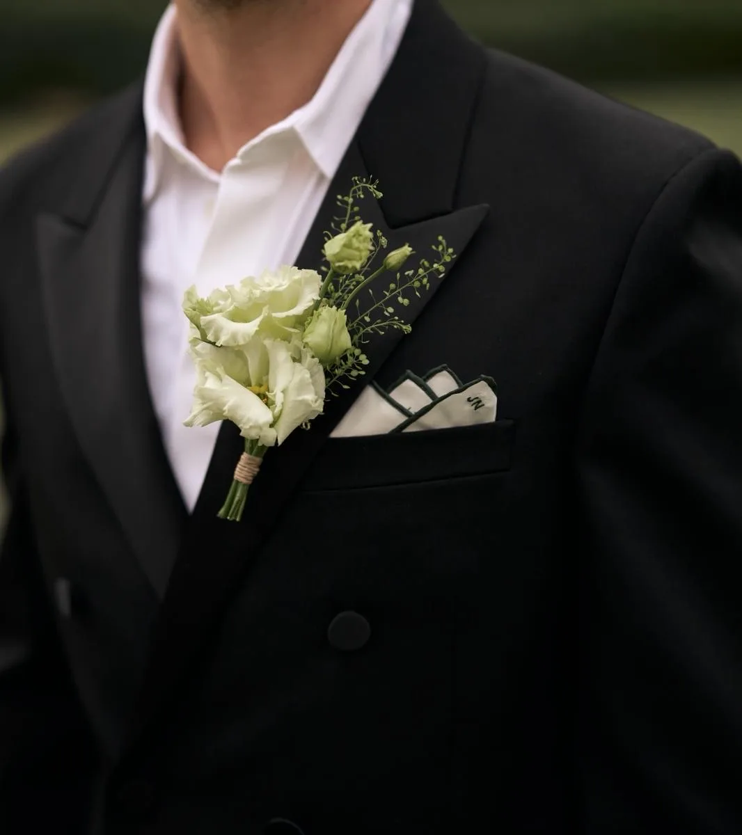 Boutonnière et accessoires floraux de mariage par ROZFLEURS